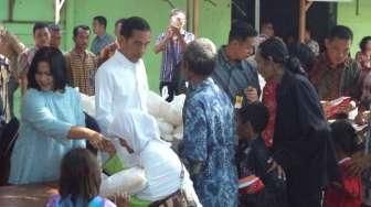 Pulang Kampung, Presiden Jokowi Bagikan Ribuan Paket Sembako