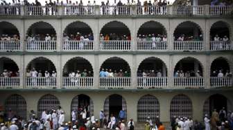 Umat Muslim warga Nepal tampak bersilaturahmi usai melaksanakan salat Idul Fitri berjamaah di sebuah masjid di Kathmandu, Sabtu (18/7/2015). [Reuters/Navesh Chitrakar]