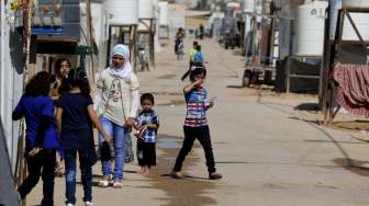 Sejumlah anak pengungsi Suriah tampak menikmati suasana di hari pertama Idul Fitri, di kamp pengungsi Al-Zaatari, Mafraq, Yordania, pada Jumat (17/7/2015). [Reuters/Muhammad Hamed]