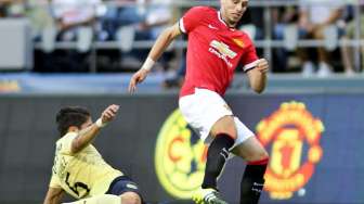 Pemain baru Manchester United Morgan Schneiderlin (kanan) beraksi saat menghadapi pemain Club America Javier Guemez. Reuters / Anthony Bolante Livepic