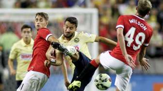 Pemain Club America Jose Daniel Guerrero berebut bola dengan pemain Manchester United Adnan Januzaj (kiri) dan James Wilson. Reuters / Anthony Bolante Livepic