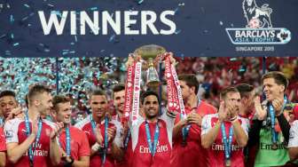 Kapten Arsenal Mikel Arteta mengangkat trofi Asia Barclays setelah mengalahkan Everton di National Stadium, Singapura, (18/7). Reuters / Jeremy Lee Livepic