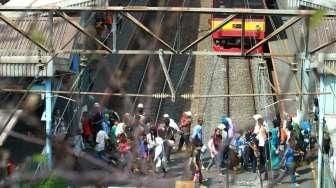 Penumpang KRL Commuter Line yang hendak ke Bogor tampak memadati Stasiun Tebet, Jakarta, Minggu (19/7/2015). [Suara.com/Oke Atmaja]