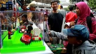 Suasana ramai aktivitas jual-beli mainan di Pasar Gembrong, Jakarta Timur, Minggu (19/7/2015). [Suara.com/Oke Atmaja]