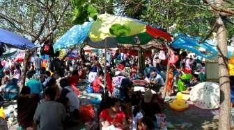 Pengunjung tampak berenang dan menikmati aktivitas liburan di Pantai Ancol, Jakarta, Minggu (19/7/2015). [Suara.com/Oke Atmaja]