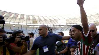 Pemain Brasil Ronaldinho Gaucho diperkenalkan sebagai pemain baru klub Fluminense di Maracana Stadium, Rio de Janeiro. Reuters/Ricardo Moraes