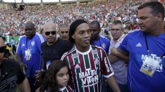 Pemain Brasil Ronaldinho Gaucho diperkenalkan sebagai pemain baru klub Fluminense di Maracana Stadium, Rio de Janeiro. Reuters/Ricardo Moraes