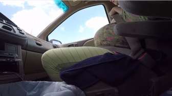 VIDEO: Wow, Perempuan Ini Melahirkan dalam Mobil
