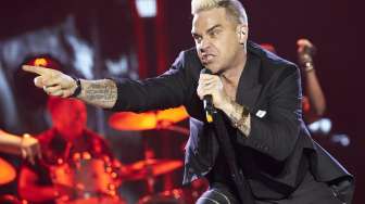 Penyanyi solo asal Inggris, Robbie Williams tampil enerjik dalam konser Festival Paleo di Nyon, Swiss, (20/7). [Reuters/Denis Balibouse]