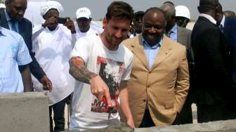 Lionel Messi memenuhi undangan Presiden Gabon, Ali Bongo (22/7) [Reuters/Gerauds Wilfried Obangome]