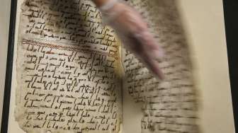 Sejumlah lembaran Al Quran yang diyakini sebagai bagian dari Al Quran tertua di dunia dipamerkan di perpustakaan Universitas Birmingham, Inggris. [Reuters/Peter Nicholls]