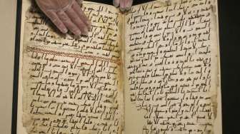 Sejumlah lembaran Al Quran yang diyakini sebagai bagian dari Al Quran tertua di dunia dipamerkan di perpustakaan Universitas Birmingham, Inggris. [Reuters/Peter Nicholls]