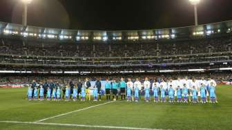 Para pemain kedua tim Manchester City dan Real Madrid sebelum berlaga di MCG, Melbourne. Reuters/ Jason O'Brien Livepic.