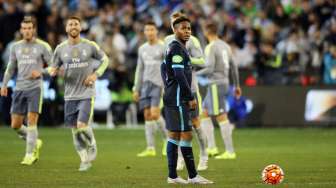 Pemain baru Manchester City Raheem Sterling tampak kecewa saat para pemain Real Madrid merayakan gol Cristiano Ronaldo di MCG. Reuters/ Jason O'Brien Livepic.