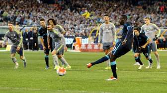 Pemain Manchester City Yaya Toure mencetak gol ke gawang Real Madrid dari titik penalti di MCG. Reuters/  Jason O'Brien Livepic