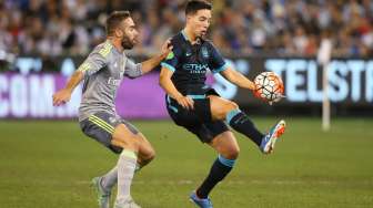 Pemain Manchester City Samir Nasri ditempel ketat pemain Real Madrid Dani Carvajal di MCG. Reuters / Jason O'Brien Livepic