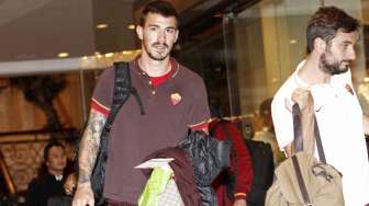 Para pemain dan staf Klub Seria A Italia, AS Roma, tiba di Jakarta, Jumat malam (24/7/2015) [Suara.com/Kurniawan Mas'ud].