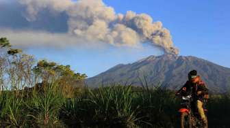 Evakuasi Pendaki Pingsan di Gunung Raung