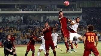 Aksi Francesco Totti dan kawan-kawan dalam ajang 'AS Roma Indonesia Day 2015' di Stadion Utama Gelora Bung Karno, Jakarta, Sabtu (25/7/2015) malam. [Suara.com/Kurniawan Mas'ud]