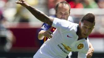 Punggawa anyar MU Memphis Depay (depan) berebut bola dengan Andres Iniesta (26/7) [Reuters/Mark Avery]