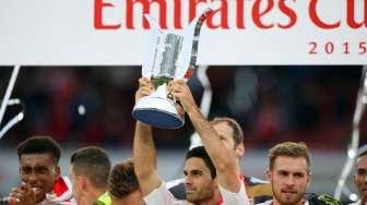 Kapten Arsenal Mikel Arteta mengangkat trofi Emirates Cup. Reuters / Paul Hackett Livepic