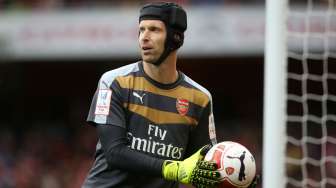 Arsene Wenger: Cech Bisa Meniru Van Der Sar