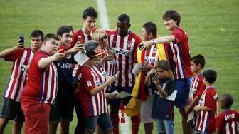 Striker baru Atletico Jackson Martinez bersama fans barunya. Reuters/Susana Vera