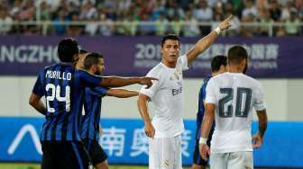 Pemain Real Madrid Cristiano Ronaldo (tengah).  Reuters/Tyrone Siu