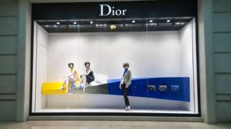 Sepatu Kena Tumpahan Kopi, Cowok Ini Pamer Langsung Beli Dior Baru Seharga Belasan Juta!