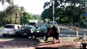 Lelaki Bertubuh "Hulk" Angkat Mobil yang Parkir Sembarangan