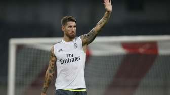Kapten Real Madrid Sergio Ramos menyapa suporter. Reuters/Aly Song