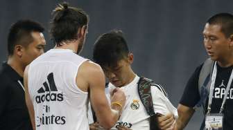 Pemain Real Madrid Gareth Bale memberikan tanda tangan pada fansnya. Reuters/Aly Song