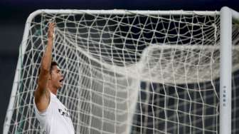 Bintang Real Madrid Cristiano Ronaldo saat melakukan latihan. Reuters/Aly Song