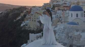 Syahrini Bikin Video Klip dengan Gaun Transparan di Santorini