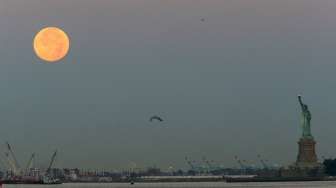 Masyarakat di beberapa belahan Bumi, hari Jumat (31/7/2015) menyaksikan Blue Moon alias fenomena Bulan Biru. [Reuters/Eduardo Munoz]