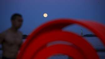 Masyarakat di beberapa belahan Bumi, hari Jumat (31/7/2015) menyaksikan Blue Moon alias fenomena Bulan Biru. [Reuters/Eduardo Munoz]