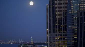 Masyarakat di beberapa belahan Bumi, hari Jumat (31/7/2015) menyaksikan Blue Moon alias fenomena Bulan Biru. [Reuters/Eduardo Munoz]