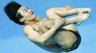 Atlet loncat indah Korea, Woo Ha-ram, beraksi di final cabang springboard 3 m pada Aquatics World Championships di Kazan, Rusia, (31/7). [Reuters/Hannibal Hanschke]