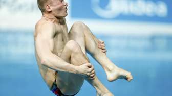 Atlet loncat indah Rusia, Evgeny Kuznetsov, beraksi di final cabang springboard 3 m pada Aquatics World Championships di Kazan, Rusia, (31/7). [Reuters/Hannibal Hanschke]