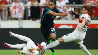 Pemain VfB Stuttgart Christian Gentner mencoba menghadang pemain Manchester City Raheem Sterling. Reuters / John Marsh Livepic