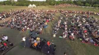 VIDEO: 1.000 Orang Bernyanyi untuk 'Memanggil' Foo Fighter