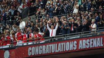 Punggawa Arsenal merayakan kemenangannya dalam duel Community Shield kontra Chelsea di Stadion Wembley, London, Minggu (2/8/2015)