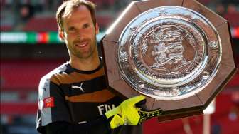 Fans Chelsea Angkat Topi buat Cech