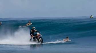 VIDEO: Pakai Sepeda Motor, Lelaki Ini Berselancar di Laut