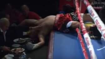 VIDEO: Dipukul, Petinju Ini Langsung KO, Nyaris Jatuh Keluar Ring