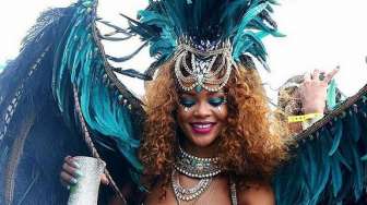 Setengah Bugil, Rihanna Goyang "Hot"