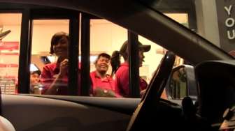 VIDEO: Petugas Drive Thru Syok Lihat Sopir di Mobil Ini