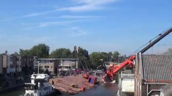 VIDEO: Dihantam Crane, Rumah Megah Ini Hancur