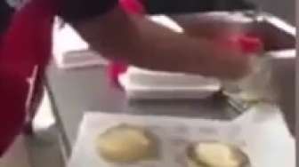 Sungguh Menjijikan Apa yang Dilakukan oleh Pembuat Burger Ini