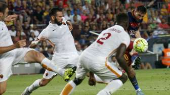 Bintang Barcelona Lionel Messi mencetak gol ke gawang AS Roma. Reuters/Albert Gea
